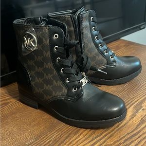 Girls Boots NWT, girls size 3.